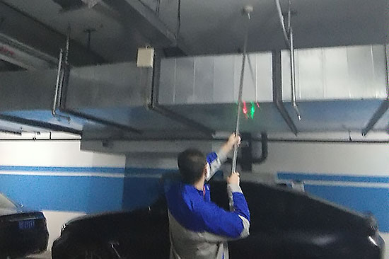 小區(qū)地下車(chē)庫(kù)維保中